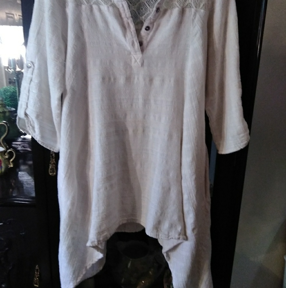 Umgee cream colored Tunic. Sharkbite hem pockets